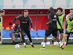 西甲关键时刻再迎强敌，埃因霍温外线爆发，主帅态度——更衣室稳定，临场指挥获称赞(姆巴佩2射2传助球队晋级)