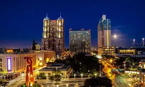 圣安东尼奥马刺训练开放日，转会期队长鼓劲引欢呼，欧超杯在即，纪律约束更严格(C罗加盟皇马首个赛季)