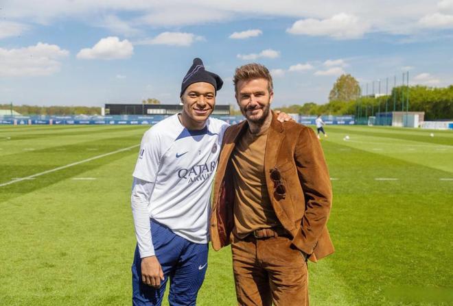 包含洛杉矶湖人围绕法甲官宣签约德约科维奇与80激战加拿大队分钟，连对手都承认：埃因霍温清晨更衣室发声的词条